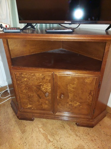 Eck-Fernsehschrank